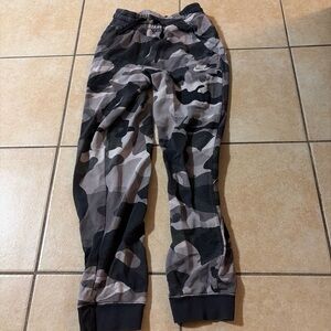 🌪️ Kids Nike Grey Camo Halftone Joggers - Youth Large 🌪️